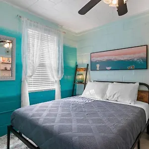  Holiday home Mermaids Grotto Waterfront 1br Apt With Bay View